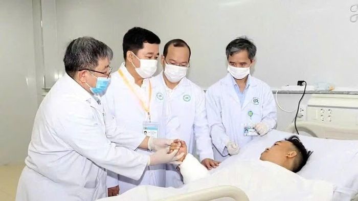 Lãnh đạo và bác sĩ trực tiếp phẫu thuật thăm hỏi bệnh nhân Đ.Q.T.