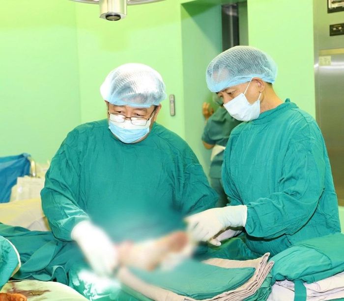 Các bác sĩ thực hiện ca phẫu thuật kéo dài gần 4 giờ để cứu bệnh nhân đứt gần lìa 2 chi dưới.