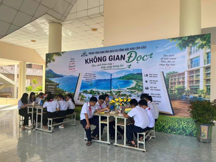  Học sinh THCS Lê Hồng Phong (đặc khu Côn Đảo) trải nghiệm đọc sách tại hai không gian mở. 