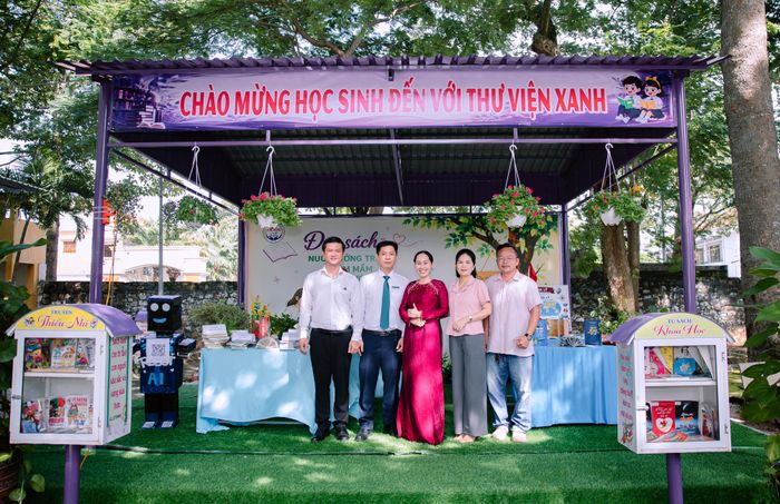  Ban Giám hiệu nhà trường và đơn vị tài trợ ra mắt Thư viện xanh. 