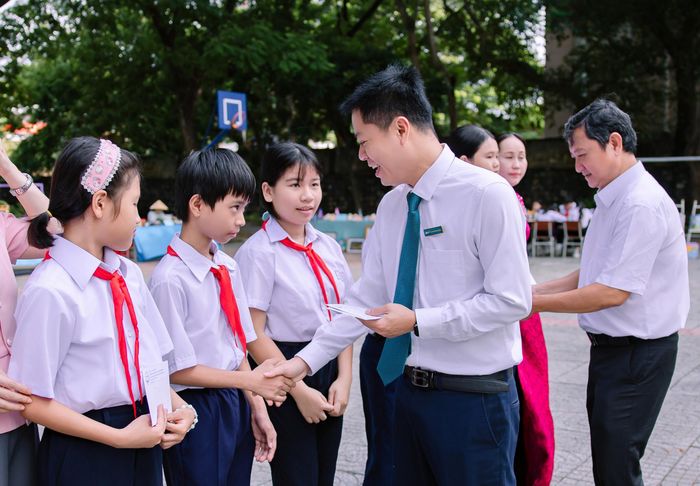  Đơn vị tài trợ trao quà cho học sinh có hoàn cảnh khó khăn. 