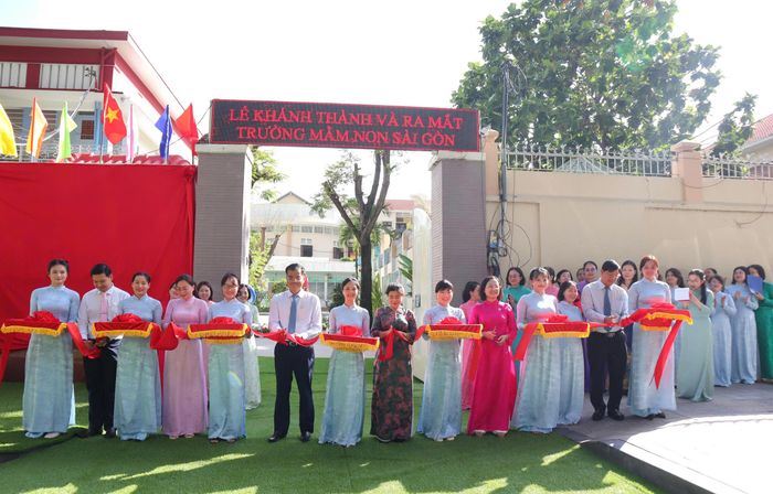  Lãnh đạo HĐND, UBND phường Sài Gòn cắt băng khánh thành Trường Mầm non Sài Gòn 