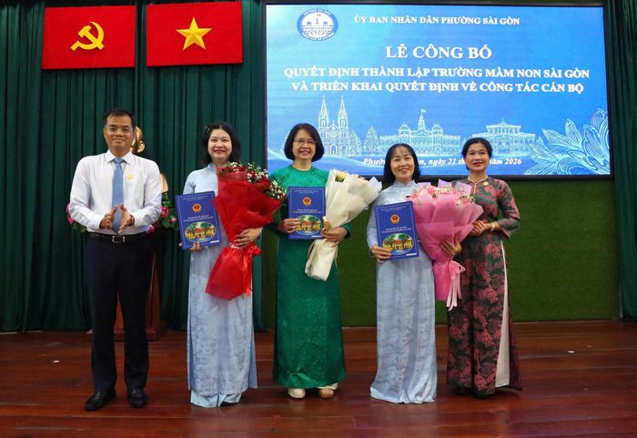  Chủ tịch UBND phường Sài Gòn Vũ Nguyễn Quang Vinh (bìa trái) trao các quyết định hiệu trưởng, phó hiệu trưởng Trường Mầm non Sài Gòn. 