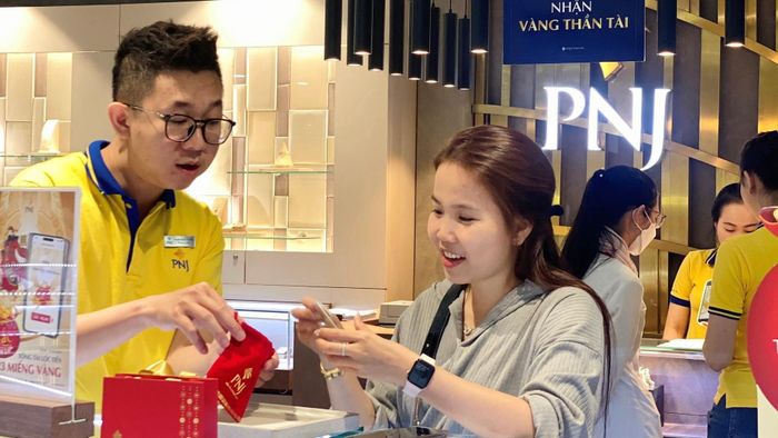 Khách hàng mua nữ trang tại Công ty PNJ. Ảnh: NHUNG NGUYỄN