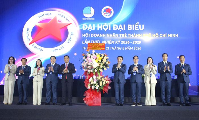 Chủ tịch UBND TPHCM Nguyễn Văn Được tặng hoa chúc mừng đại hội