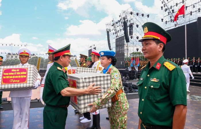 Trung tướng Lê Văn Hướng tặng quà động viên các lực lượng