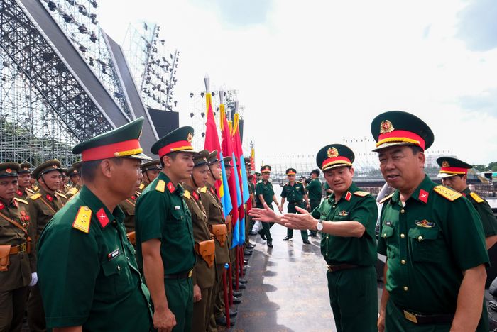 Trung tướng Lê Văn Hướng kiểm tra, động viên các lực lượng thực hiện nhiệm vụ