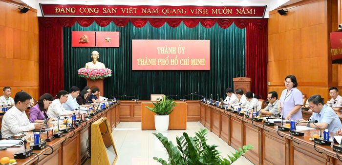 Đồng chí Văn Thị Bạch Tuyết phát biểu kết luận buổi giám sát. Ảnh: VIỆT DŨNG