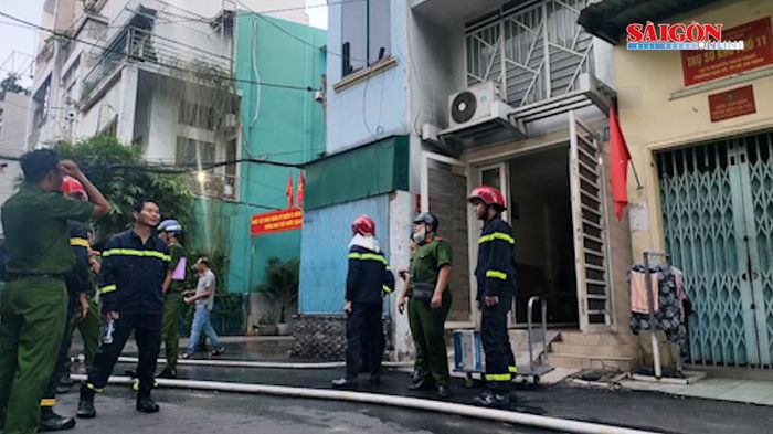 Cảnh sát PCCC và CNCH Công an TPHCM tại hiện trường vụ cháy. Ảnh: NGUYỄN TÂN