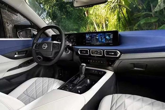 Nissan Sentra 2027 hiện đã được bán ra thị trường Mỹ với giá khởi điểm 22.890 USD, chưa bao gồm phí vận chuyển 1.245 USD. Mức giá này cao hơn 290 USD so với đời trước, nhưng vẫn thấp hơn 435 USD so với đối thủ Toyota Corolla 2027.