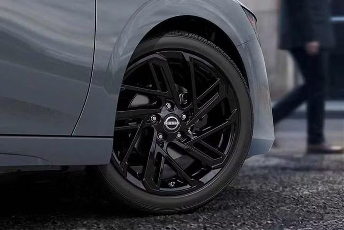 Cuối cùng, Nissan Sentra 2027 có thể được trang bị bộ sạc điện thoại thông minh không dây Qi2 mới nếu khách hàng chi thêm tiền. Trang bị tùy chọn này mang đến trải nghiệm sạc nhanh và ổn định hơn, đồng thời tương thích với nhiều thiết bị hơn.