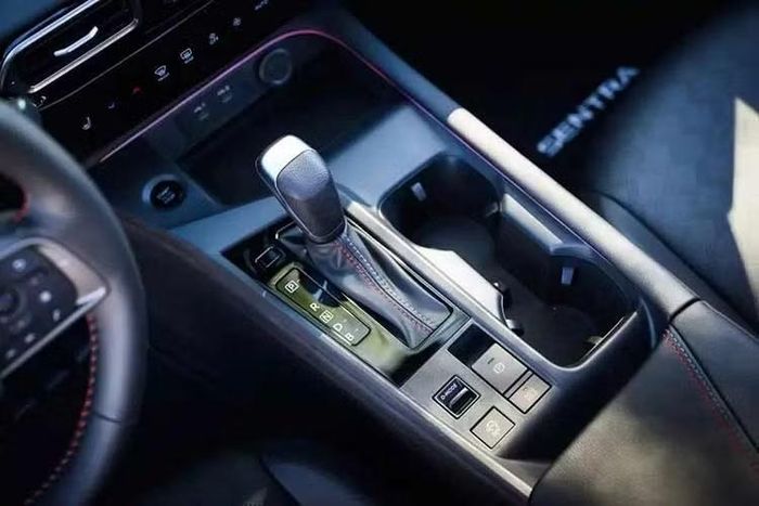 Các phiên bản cao cấp hơn có nội thất sang trọng hơn với ghế bọc bằng vật liệu TailorFit, ghế trước có sưởi và bảng đồng hồ kỹ thuật số 12,3 inch. Khách hàng cũng có thể lựa chọn điều hòa tự động hai vùng, hệ thống âm thanh cao cấp Bose 8 loa và hệ thống hỗ trợ lái ProPILOT Assist.