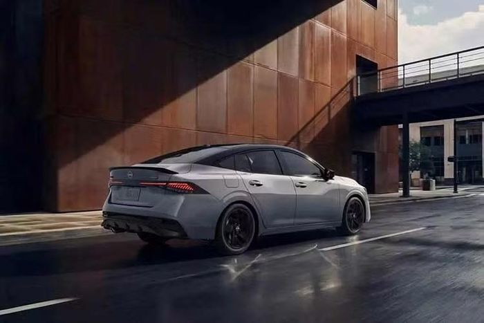 Chưa dừng lại ở đó, Nissan còn hiệu chỉnh hộp số biến thiên vô cấp CVT của Sentra mới. Hãng cho biết những thay đổi này mang đến khả năng tăng tốc mượt mà và tuyến tính hơn, đồng thời cải thiện “phản hồi nhanh nhạy hơn” và “trải nghiệm lái dễ dự đoán hơn”. Theo Nissan, những thay đổi được thực hiện dựa trên phản hồi của khách hàng.