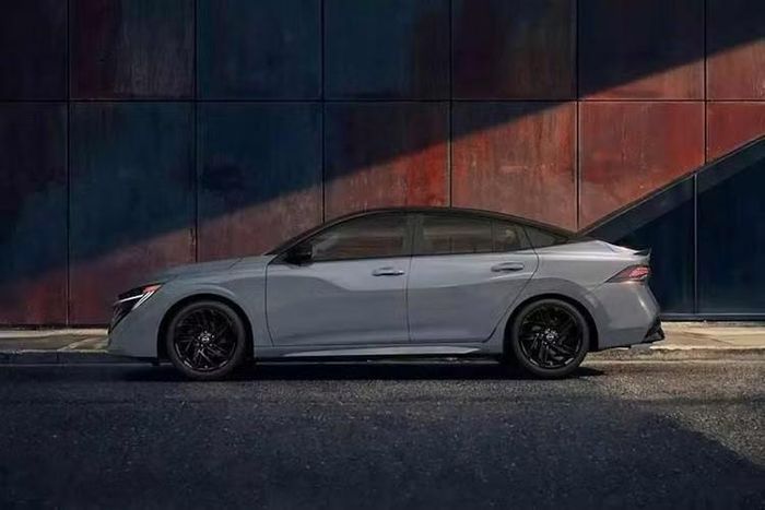 Cụ thể, mẫu sedan hạng C này được trang bị logo, viền cửa sổ và bộ mâm hợp kim 18 inch đều sơn màu đen. Màu sơn đen Super Black là trang bị tiêu chuẩn cho Nissan Sentra SR với gói Midnight Edition. Ngoài ra, khách hàng có thể lựa chọn 4 cách phối hai tông khác với nóc Super Black tương phản.