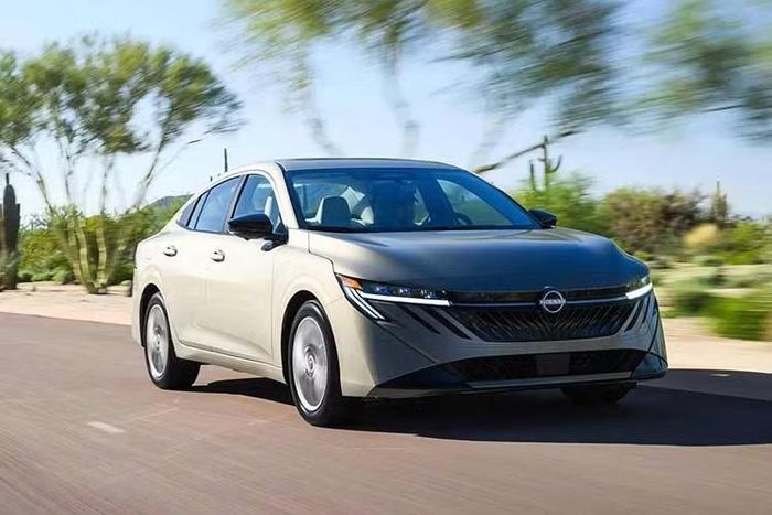 Ngoài Toyota Corolla, Nissan Sentra 2027 còn cạnh tranh với những đối thủ đáng gờm khác như Honda Civic, Hyundai Elantra và Mazda3. Tại thị trường Trung Quốc, mẫu xe này vốn được biết đến dưới cái tên khác là Nissan Sylphy.