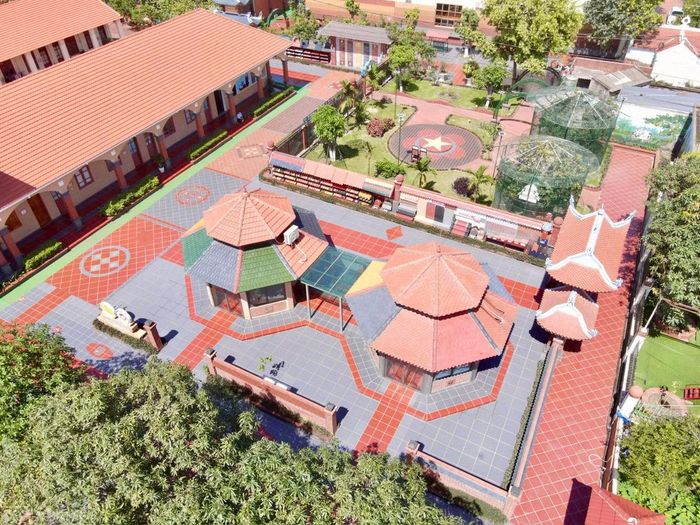 Gốm Đất Việt đã chuyển tư duy sản xuất “từ nâu sang xanh”, dành gần 40% quỹ đất cho không gian xanh, ao hồ sinh thái, cây xanh... Ảnh: NVCC.