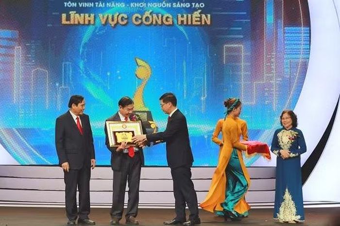 Anh hùng lao động Nguyễn Quang Mâu nhận Giải Cống hiến - Giải thưởng Nhân tài Đất Việt 2025. Ảnh: NVCC.