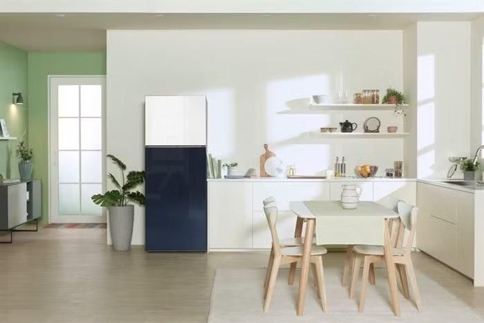 Mẫu tủ này nổi bật với ngăn đông mềm Optimal Fresh+ có 4 chế độ, bộ lọc than hoạt tính, kết nối Wi-Fi và hỗ trợ điều khiển qua SmartThings, trong khi thiết kế Bespoke mặt gương tạo điểm nhấn cho không gian bếp.