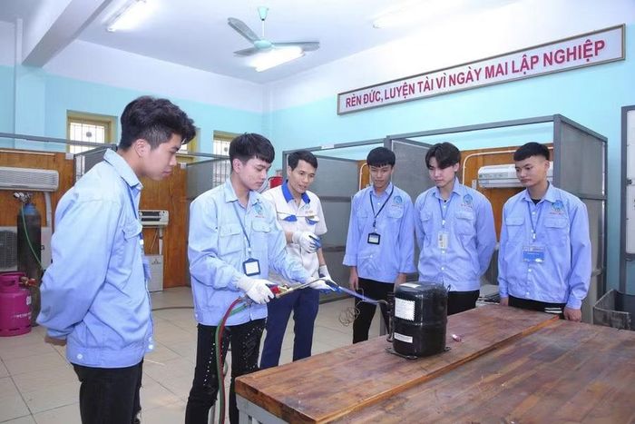 Sinh viên Trường CĐ Cơ khí Nông nghiệp trong giờ thực hành./Ảnh nguồn báo GD&TĐ