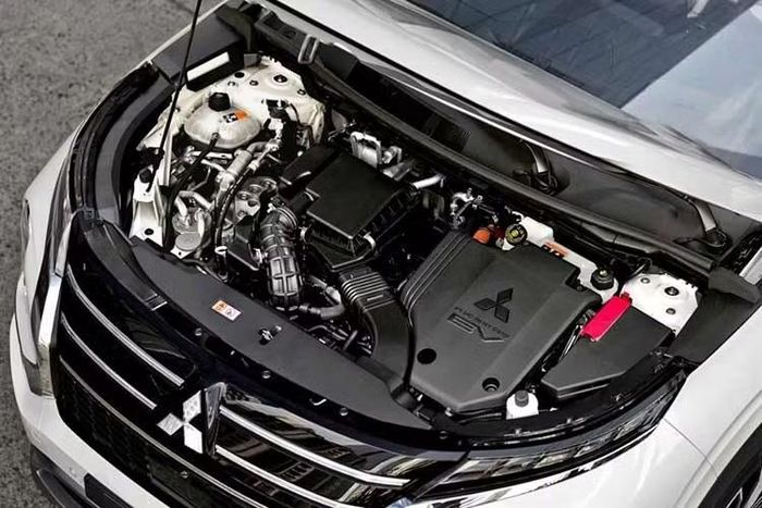 Điểm đáng chú ý trên Outlander PHEV là hệ truyền động plug-in hybrid kết hợp động cơ xăng MIVEC 2.4L và hai mô-tơ điện, cho tổng công suất 302 mã lực và mô-men xoắn 450 Nm. Theo thông tin được công bố, xe có thể di chuyển tối đa 100 km hoàn toàn bằng điện, trong khi tổng phạm vi hoạt động của cả hệ thống đạt gần 1.000 km.