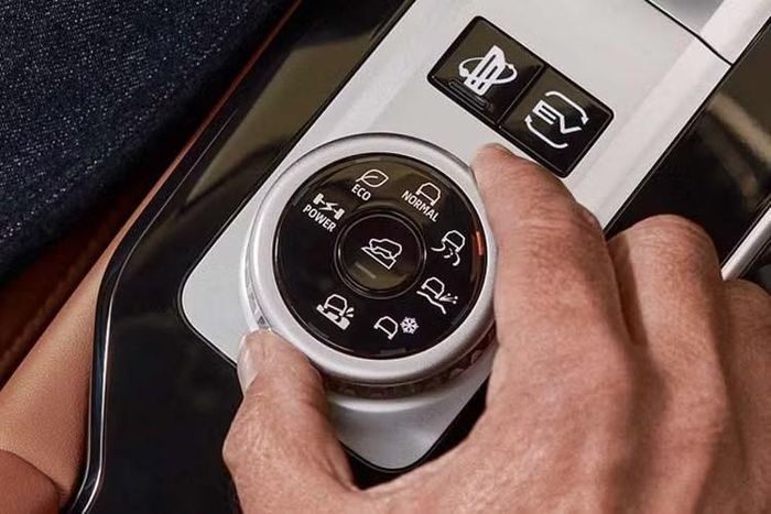 Về mặt công nghệ, Outlander PHEV 2026 sở hữu màn hình giải trí trung tâm 12,3 inch tích hợp kết nối smartphone không dây và các dịch vụ kết nối xe thông minh. Trải nghiệm âm thanh cũng được nâng tầm thông qua hệ thống Dynamic Sound Yamaha cao cấp, đi cùng khả năng cách âm được cải thiện triệt để.