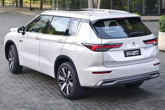 Về thiết kế, Mitsubishi Outlander PHEV mới sở hữu diện mạo mới hơn đáng kể so với phiên bản cũ từng được bán tại Philippines. Thế hệ hiện tại đã ra mắt quốc tế từ năm 2022, nổi bật ở phần đầu với lưới tản nhiệt chia hai tầng và hệ thống đèn được thiết kế lại.