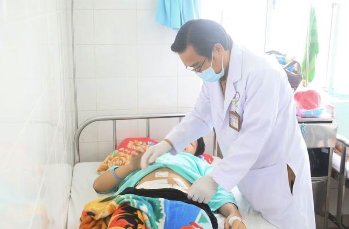 Bác sĩ thăm khám cho bệnh nhân sau phẫu thuật - Ảnh BVCC