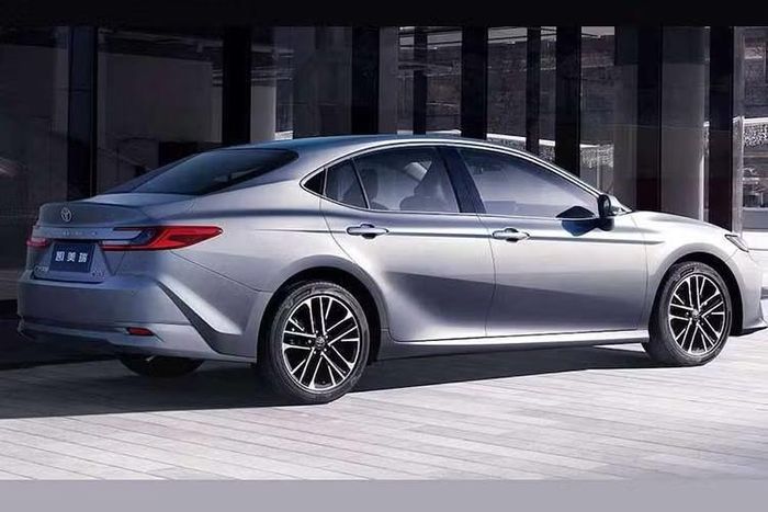 Tại thị trường Trung Quốc, Toyota Camry 2027 nhận được loạt nâng cấp đáng chú ý về nội thất. Mẫu sedan cỡ D được bổ sung màn hình trung tâm 15,6 inch, ghế massage, AR-HUD cùng hàng loạt tiện nghi nhằm tăng sức cạnh tranh trước các đối thủ nội địa.