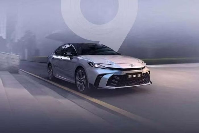 Toyota Camry 2027 mới được GAC Toyota sản xuất tại Quảng Châu. Ở bên ngoài, mẫu xe sedan cỡ D này gần như không khác biệt so với phiên bản hiện hành. Bản LE vẫn sử dụng lưới tản nhiệt tổ ong đồng màu thân xe đặc trưng tại Trung Quốc, trong khi SE và XSE sở hữu cản thể thao hơn cùng bộ bodykit riêng.