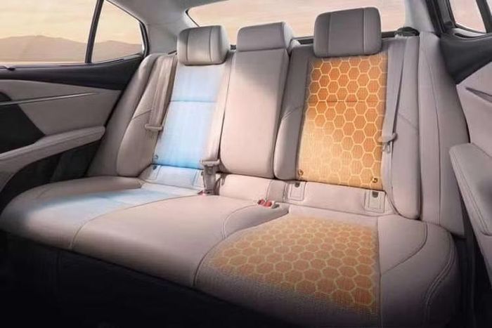Các công nghệ khác bao gồm chức năng chìa khóa kỹ thuật số, bộ sạc không dây Qi 50W, hệ thống tạo hương thơm cho không gian nội thất, gương chiếu hậu kỹ thuật số và hệ thống âm thanh JBL 14 loa. Toyota cũng đã áp dụng giao diện phụ kiện của Xiaomi, cho phép lắp đặt các thiết bị như máy tính bảng phía sau.