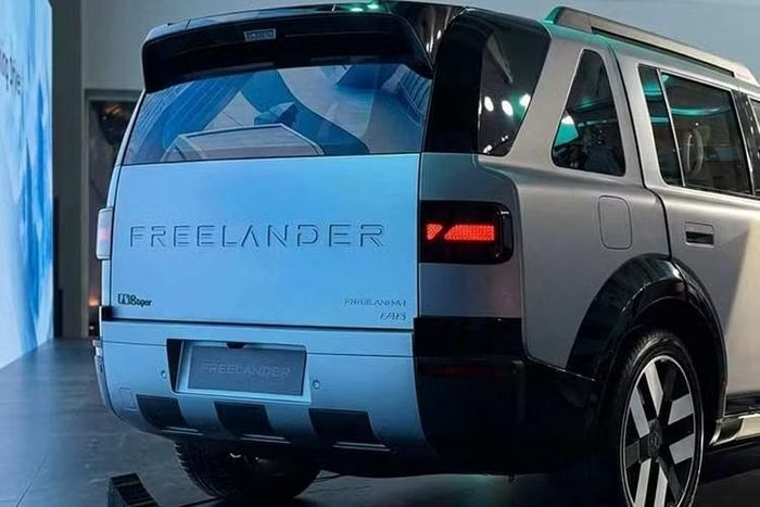 Freelander hoạt động như một thương hiệu độc lập thuộc liên doanh Chery-Jaguar Land Rover. Tuy nhiên, mẫu xe đầu tiên của thương hiệu này là Freelander 8 không mang logo Land Rover ở ngoại thất. Freelander 8 sử dụng hệ truyền động điện mở rộng phạm vi hoạt động (EREV) hiện đang là xu hướng tại thị trường Trung Quốc.