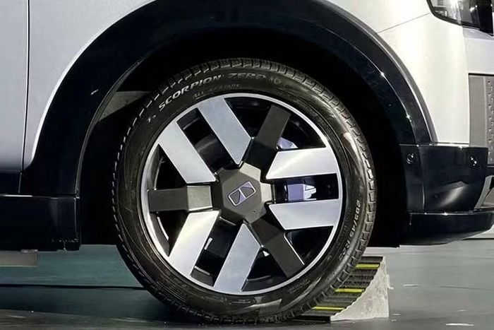 Hệ truyền động này kết hợp động cơ xăng 4 xi-lanh, tăng áp, dung tích 1.5L đóng vai trò như bộ mở rộng phạm vi hoạt động cho hai mô-tơ điện. Chery-JLR công bố tổng công suất của hệ thống đạt 610 kW (818 mã lực) và mô-men xoắn cực đại 813 Nm. Trong đó, mô-tơ điện phía sau có công suất tối đa 250 kW (335 mã lực) và sử dụng hộp số 2 cấp.