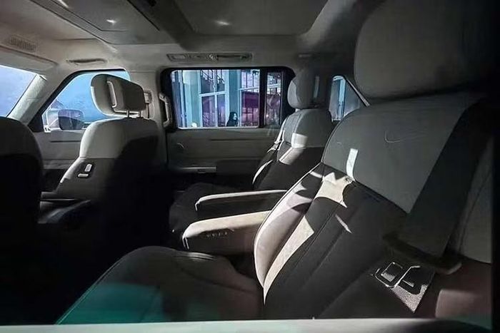 Khoang lái của Freelander 8 sử dụng bộ xử lý Qualcomm Snapdragon 8397 với thiết kế mặt táp-lô theo chiều ngang và vẫn duy trì các nút bấm vật lý bên dưới màn hình trung tâm Mini LED 15,6 inch. Phía sau còn có màn hình giải trí 17,3 inch gắn trên trần dành cho hàng ghế sau.