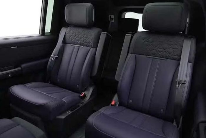 Freelander 8 được cung cấp với cấu hình 5 hoặc 6 chỗ. Trong đó, phiên bản 6 chỗ sử dụng cách bố trí 2+2+2. Các trang bị trong nội thất được công bố gồm ghế không trọng lực, hàng ghế thứ hai có tính năng sưởi và tích hợp đệm đỡ chân, hệ thống loa Harman Kardon tháo rời trên tựa đầu cùng 11 cổng sạc.