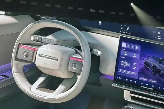 Khung gầm của Freelander 8 sử dụng hệ thống treo khí nén hai buồng kết hợp giảm chấn CCD, khóa vi sai cơ khí phía trước và hệ thống đánh lái bánh sau với góc đánh lái tối đa 10 độ. Mẫu SUV này có kích thước dài x rộng x cao lần lượt 5.118 x 2.050 x 1.898 mm và chiều dài cơ sở 3.040 mm. Chiều dài xe đạt 5.185 mm khi móc kéo chỉnh điện được mở ra.