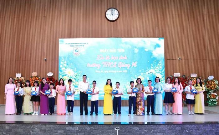 Hình ảnh cô giáo chủ nhiệm cùng học sinh Trường THCS Giảng Võ.
