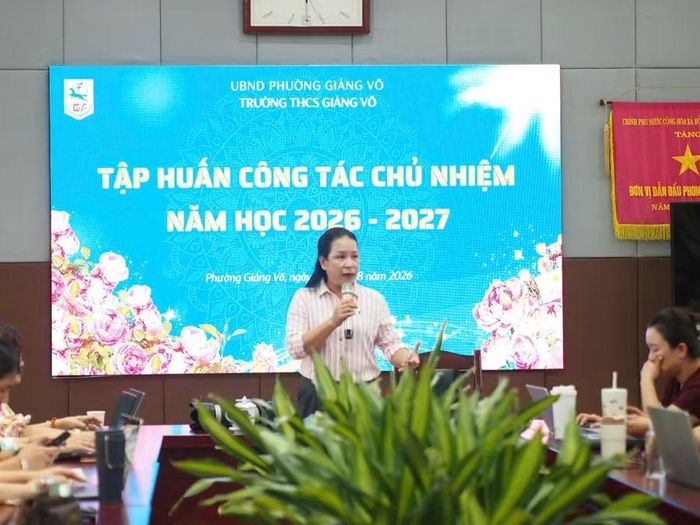 Chuyên gia tâm lý giáo dục Nguyễn Lệ Thủy tại buổi tập huấn.