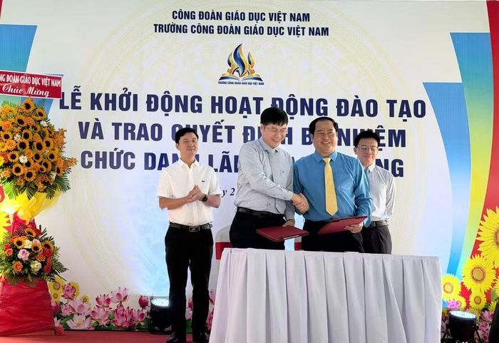 Th.S Hồ Như Duyến, Hiệu trưởng Trường Công đoàn Giáo dục Việt Nam (phải) ký kết hợp tác với Công đoàn Trường Đại học Sư phạm TPHCM.