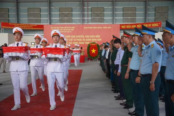 Bộ Tư lệnh TPHCM phối hợp Quân chủng Phòng không - Không quân và sân bay Tân Sơn Nhất tổ chức chuyến bay trang trọng, bảo đảm an toàn.