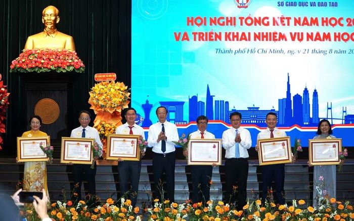 Lãnh đạo Bộ GD&ĐT và UBND TPHCM trao Huân chương Lao động cho các cá nhân có thành tích xuất sắc trong công tác, góp phần vào sự nghiệp xây dựng chủ nghĩa xã hội và bảo vệ Tổ quốc.