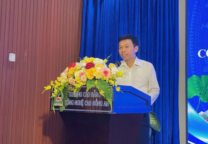 TS Vũ Đình Bảy, Hiệu trưởng Trường Cao đẳng Công nghệ cao Đồng An phát biểu tại hội thảo. Ảnh: Hà An.