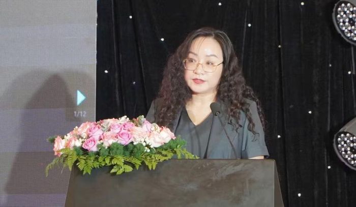 Các đại biểu trình bày tham luận tại Hội thảo.
