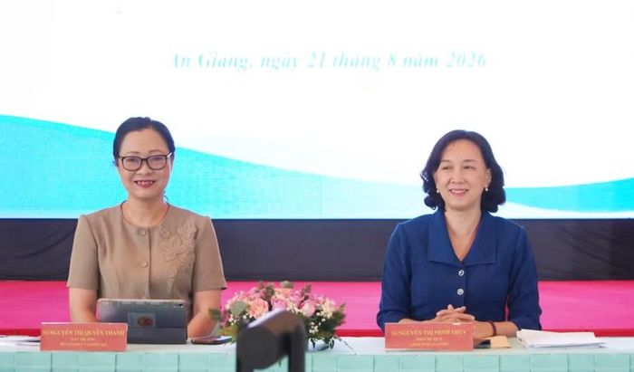 Thứ trưởng Bộ GD&ĐT Nguyễn Thị Quyên Thanh và bà Nguyễn Thị Minh Thúy, Phó Chủ tịch UBND tỉnh An Giang.