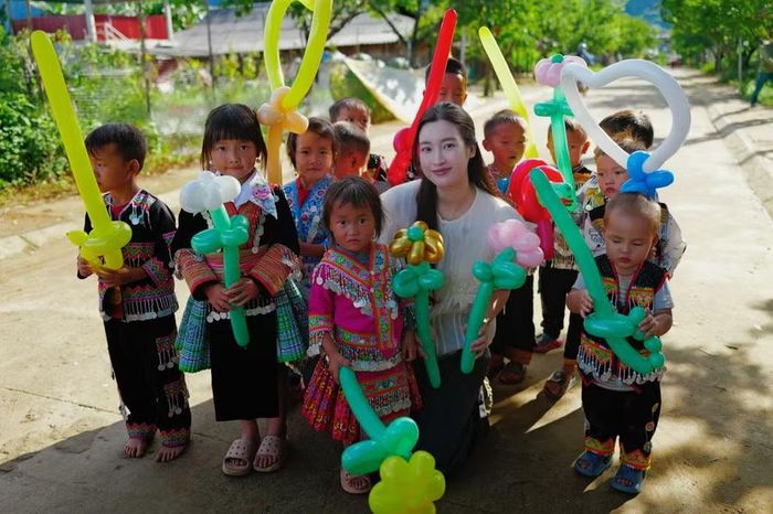 Đỗ Mỹ Linh trở lại bản sương mù Cu Vai viết tiếp giấc mơ cho học trò nghèo.