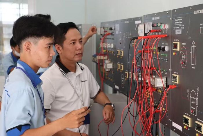 Một tiết học ngành Điện tử tại Trường Cao đẳng Cà Mau.