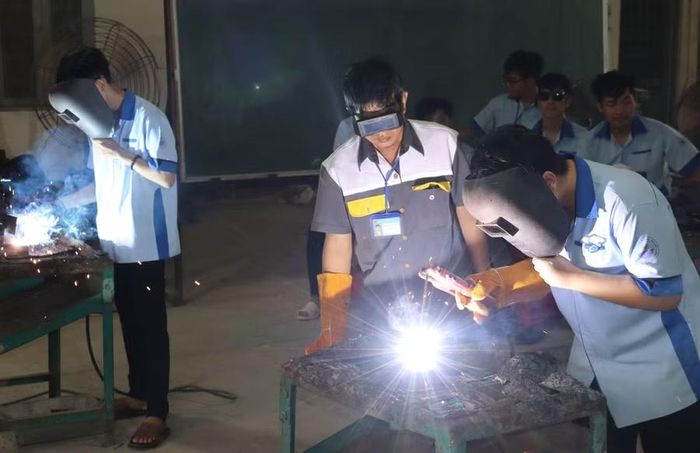 Một tiết thực hành nghề hàn tại Trường Cao đẳng Cà Mau.