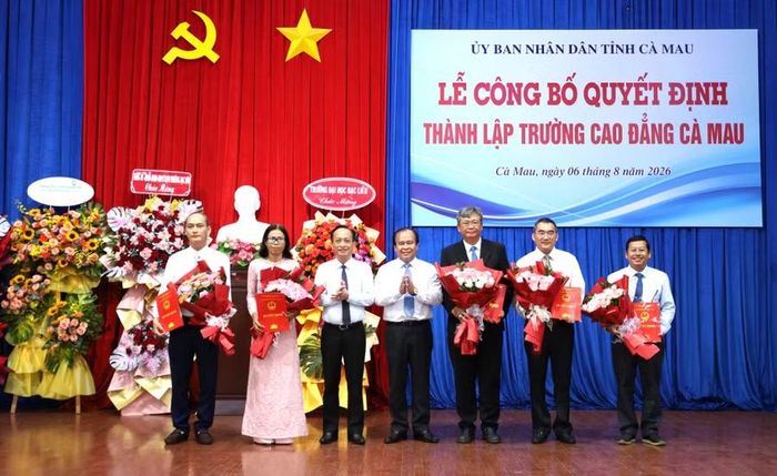 Lãnh đạo tỉnh Cà Mau trao Quyết định bổ nhiệm Ban Giám hiệu Trường Cao đẳng Cà Mau.