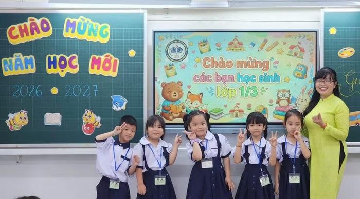 Học sinh Trường Tiểu học Đặng Trần Côn (phường Vĩnh Hội, TPHCM) tựu trường năm học mới.