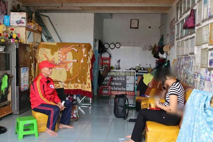 Hai cha con ông Quỳ nương tựa nhau trong căn nhà trọ. (Ảnh: Thế Hùng)