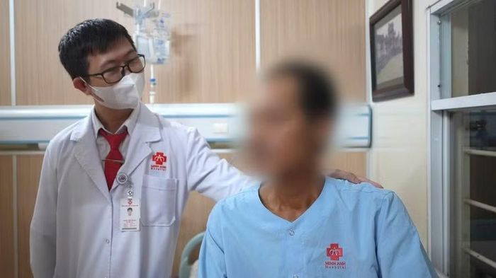 BS Trần Tấn Đạt thăm khám cho bệnh nhân T.K sau ca phẫu thuật.